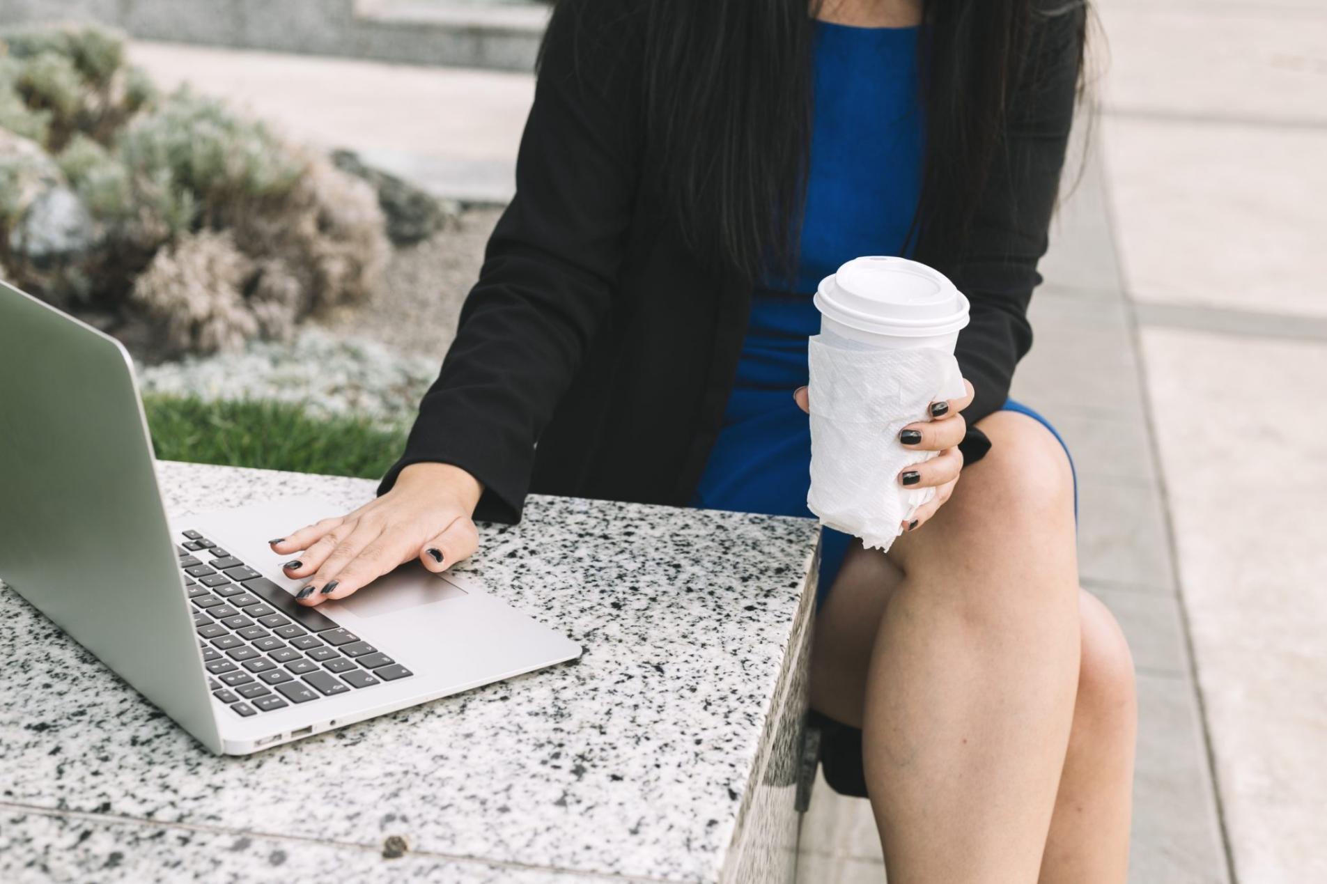 Bureau de travail avec documents financiers et ordinateur montrant une planification budgétaire