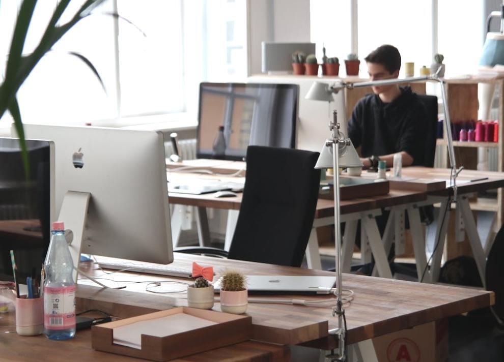 Famille discutant ensemble de leur budget autour d'une table avec documents