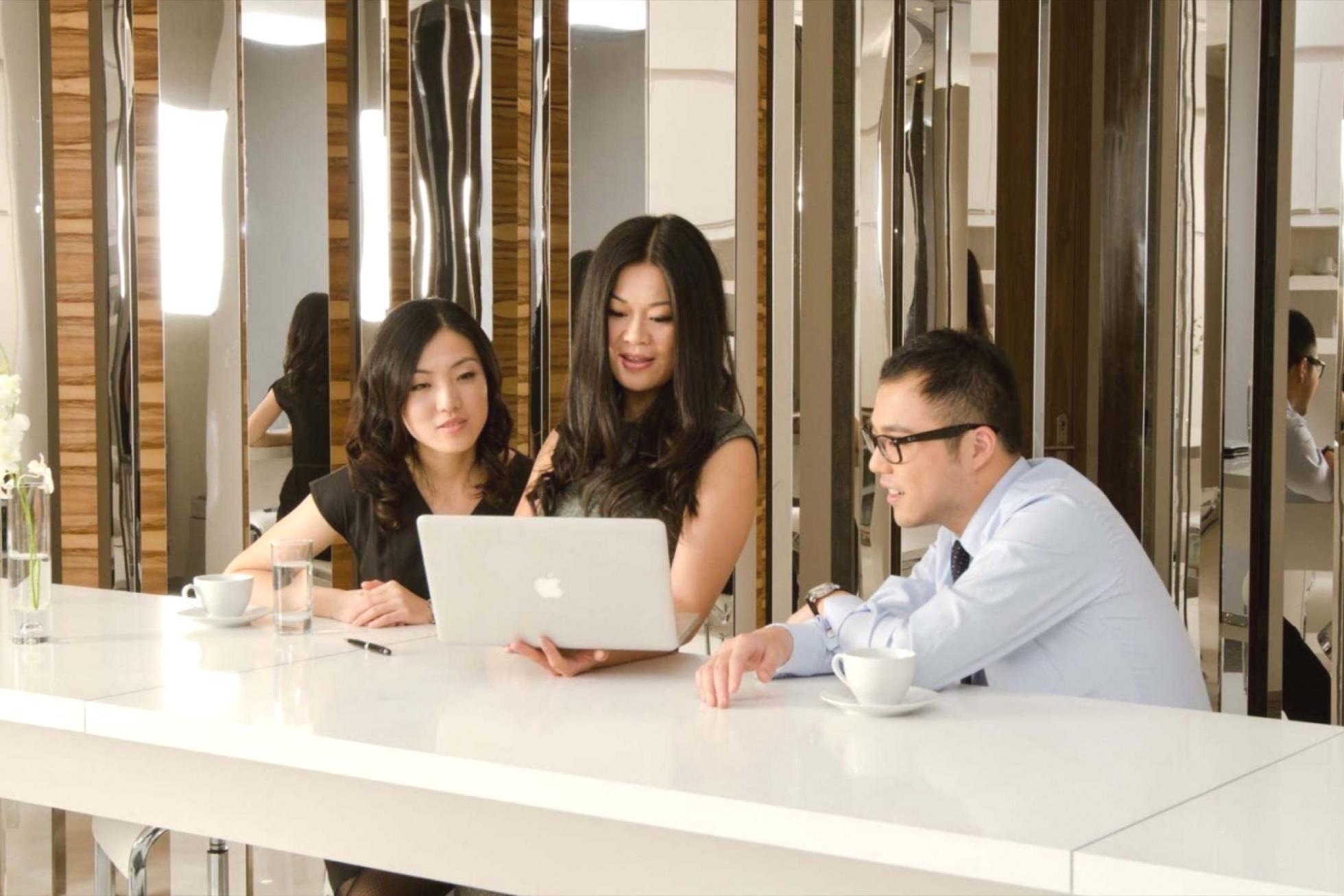 Famille consultant ensemble un plan financier personnalisé