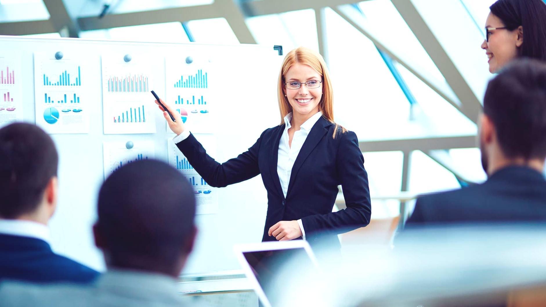 Espace de travail collaboratif où l'équipe Helioxarent analyse des budgets familiaux