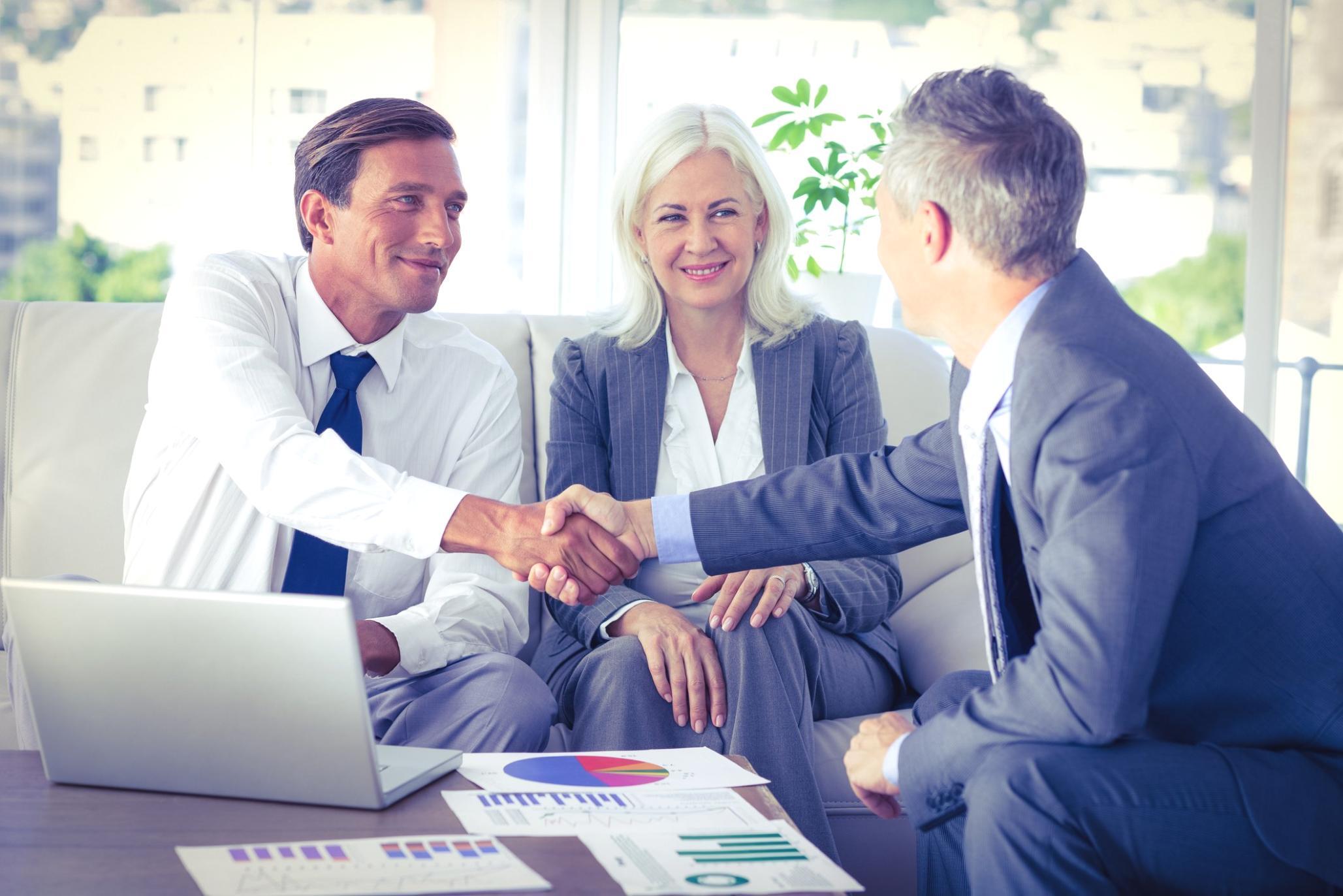 Couple souriant consultant leur budget sur une tablette