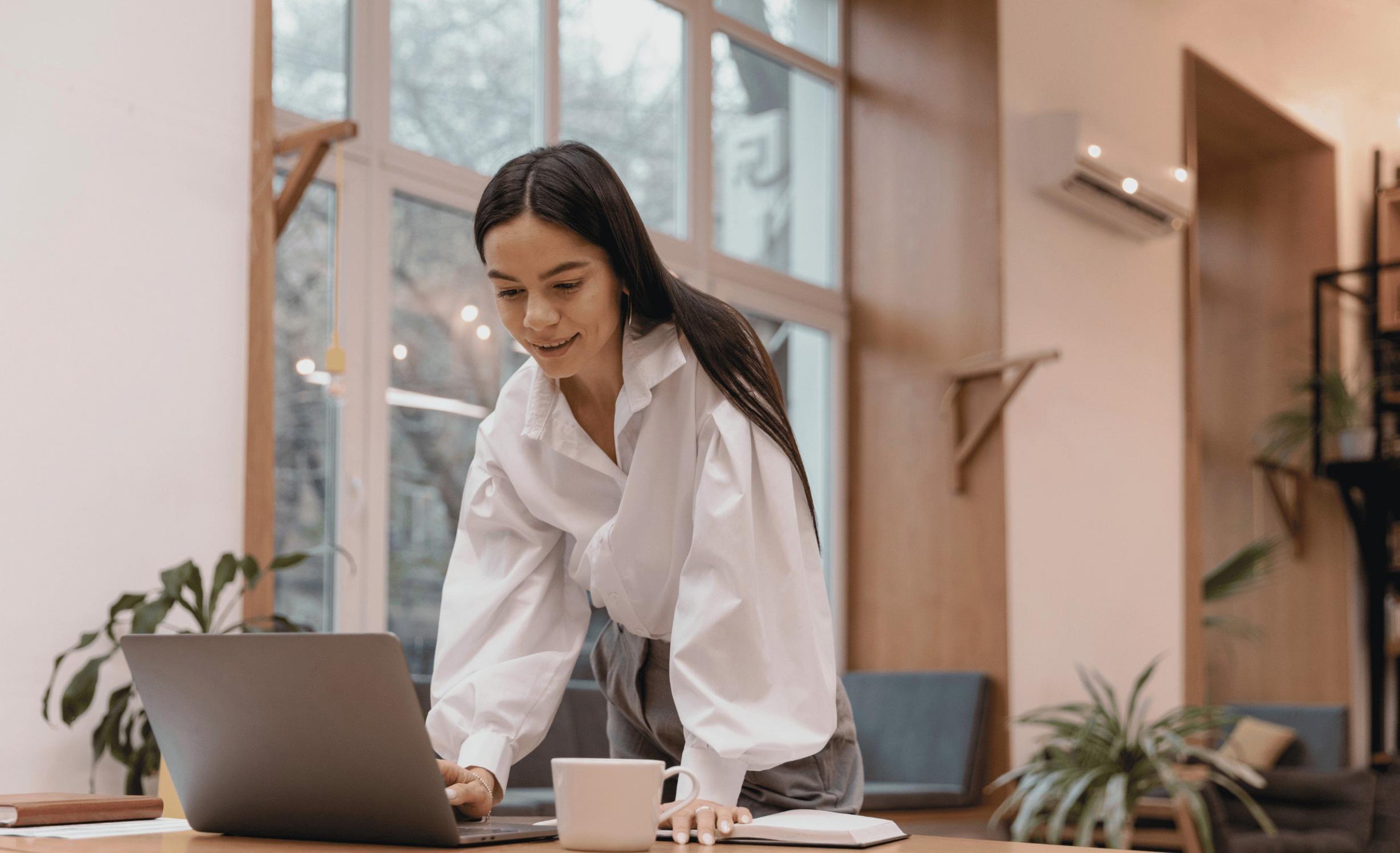 Famille heureuse préparant un repas ensemble dans leur cuisine