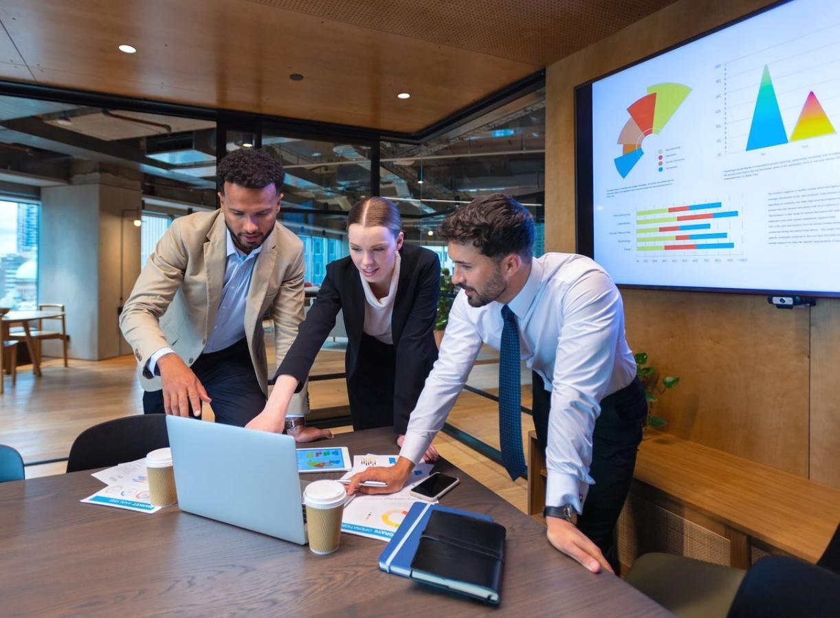 Analyse budgétaire sur documents financiers avec calculatrice